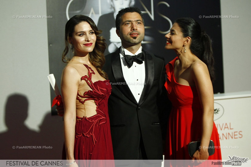 Turkish director L. Rezan Yesilbas (C) celebrates next to his translator (L) and his partner after being awarded with the Palme d'Or for Best Short Film for his film 2012 Sessiz-be deng