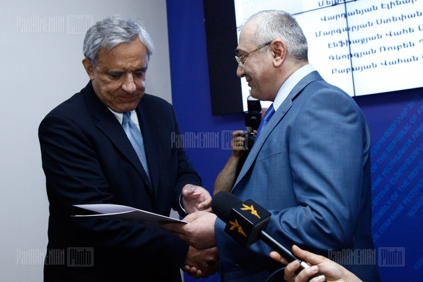 Handing in ceremony of parliamentary mandates takes place at Central Electoral Commission 