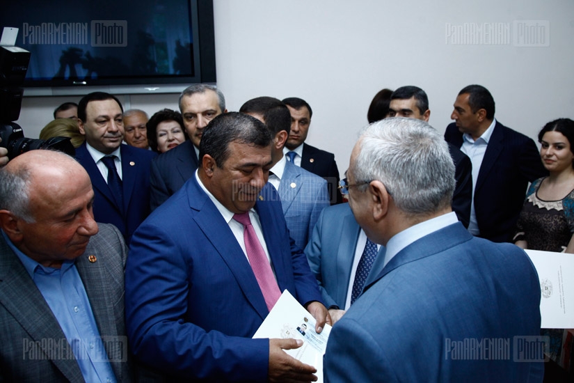 Handing in ceremony of parliamentary mandates takes place at Central Electoral Commission 