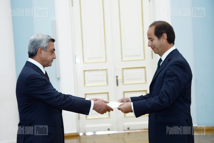 The newly appointed Ambassador of Argentina to Armenia Diego Ernesto Alvarez Rivera presents his credentials to RA President Serzh Sargsyan