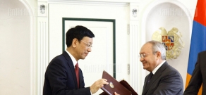 Prosecutor General of Armenia Aghvan Hovsepyan and his Chinese counterpart Cao Jianming sign a cooperation memorandum
