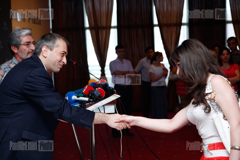 “Տաշիր” բարեգործական հիմնադրամը և “Պահանջում ենք գիտության ֆինանսավորման ավելացում” նախաձեռնությունը մրցանակներ հանձնեցին գիտական մրցույթի հաղթողներին