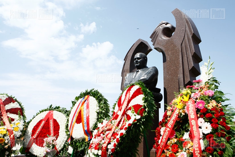 RA high ranked officials paid a visit to Pantheon on the occasion of RA former PM Andranik Margaryan's birth anniversary