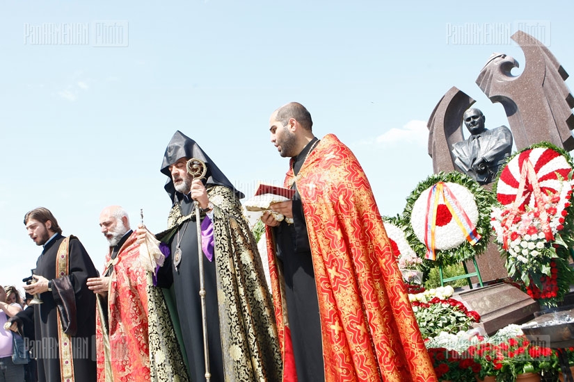 RA high ranked officials paid a visit to Pantheon on the occasion of RA former PM Andranik Margaryan's birth anniversary