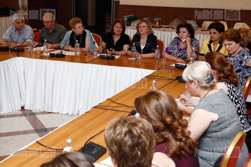 Education Without Borders NGO organizes a round table discussion