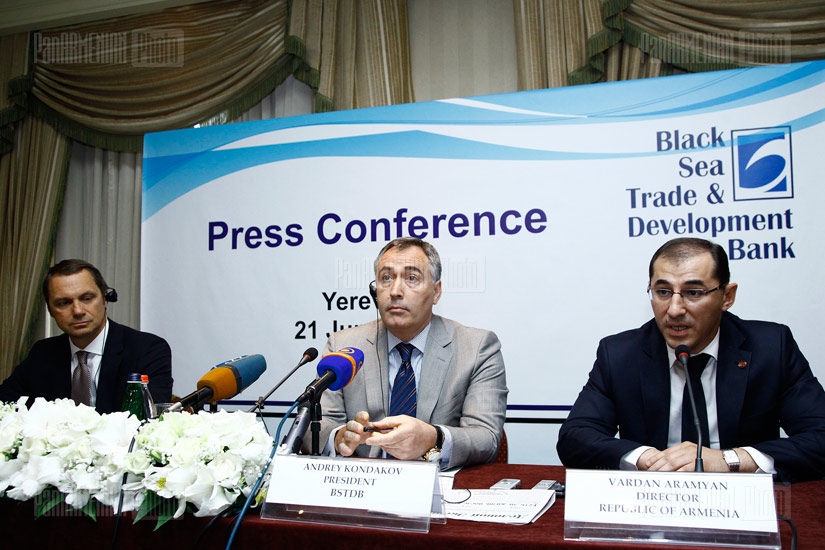 Press conference of Black Sea Trade & Development Bank President Andrey Kondakov and Armenian branch director Vardan Aramyan
