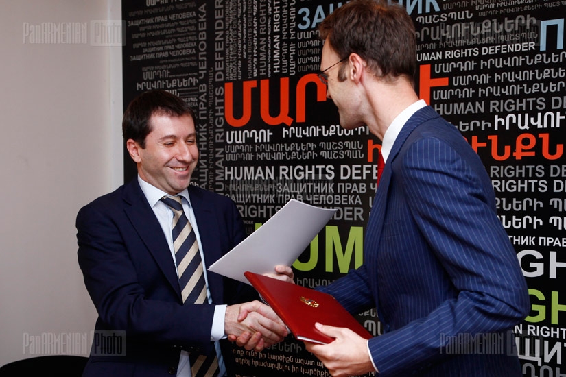 Մարդու իրավունքների պաշտպան Կարեն Անդրեասյանը և Հայաստանում Շվեյցարիայի դեսպան Կոնստանտին Օբոլենսկին ստորագրեցին փոխհամագործակցության հուշագիր
