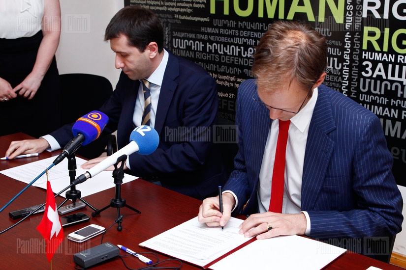 RA ombudsman Karen Andreasyan and Swiss Ambassador to Armenia Konstantin Obolensky sign a memorandum