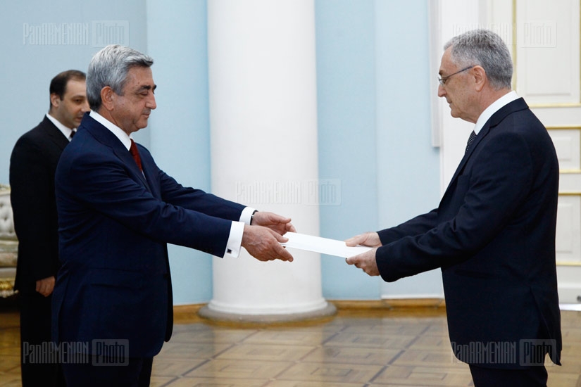 The newly appointed ambassador of Albania to Armenia Dashnor Dervishi presents his credentials to RA President