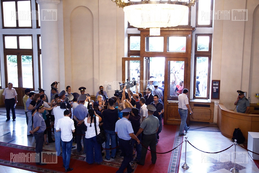 Relatives of dead soldiers hold protest in government building