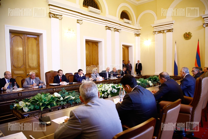 Armenian parliament speaker Hovik Abrahamyan meets with Russian Duma delegation members 