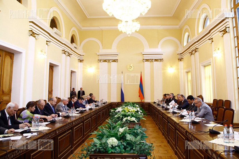 Armenian parliament speaker Hovik Abrahamyan meets with Russian Duma delegation members 