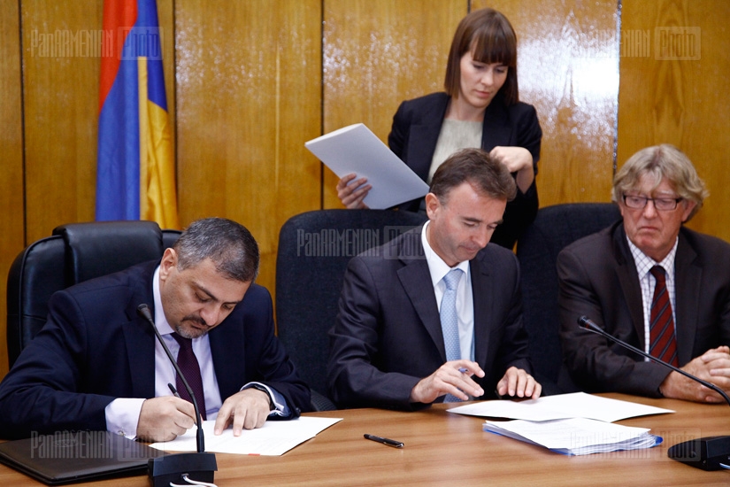 Armenian Minister of Finance Vache Gabrielyan and European Investment Bank Eastern Partnership and Central Asia Department Director Haynes Olbers signed credit agreements. 
