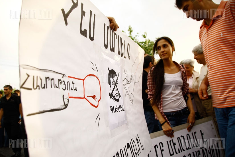 В Ереване прошло шествие, посвященное сороковинам убитого в ресторане 