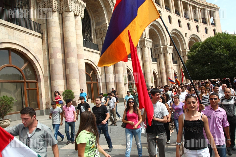 Акция протеста: В Армении сожгли  флаг Венгрии