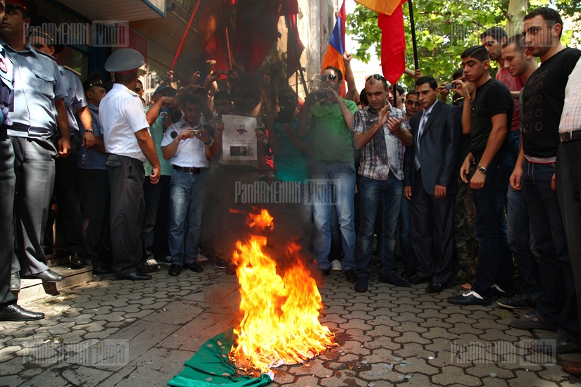 Акция протеста: В Армении сожгли  флаг Венгрии