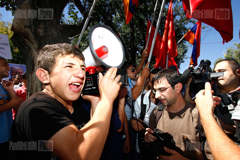 ARF's protest in front of presidential residence 