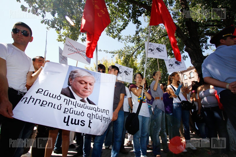 ARF's protest in front of presidential residence 