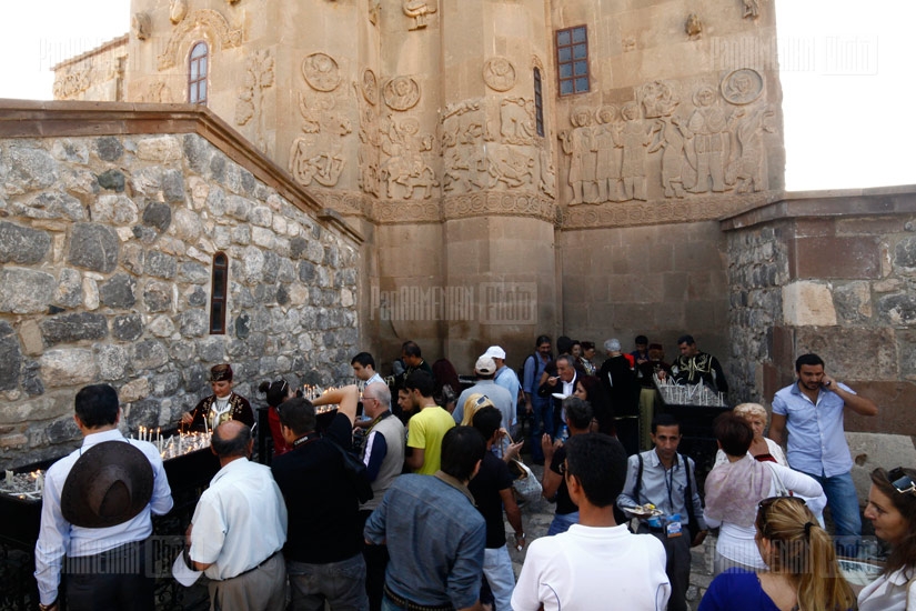 Պատարագ Վանա լճի Աղթամարի Սբ.Խաչ եկեղեցում, Արևմտյան Հայաստան