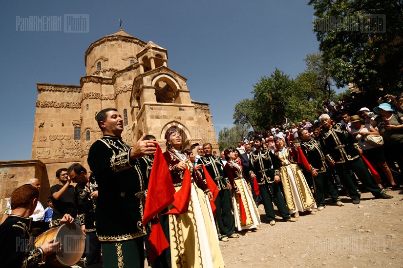 Պատարագ Վանա լճի Աղթամարի Սբ.Խաչ եկեղեցում, Արևմտյան Հայաստան