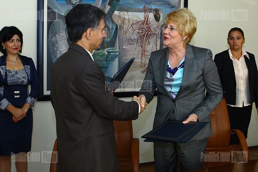 Armenian Economy Minister Tigran Davtyan and USAID Mission Director Karen Hilliard sign assistance agreement  