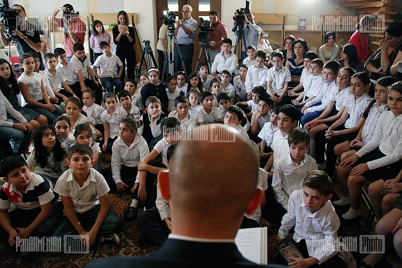 Armenian Education Minister Armen Ashotyan reads one of his favorite books in the framework of “Return to the Book” children fest