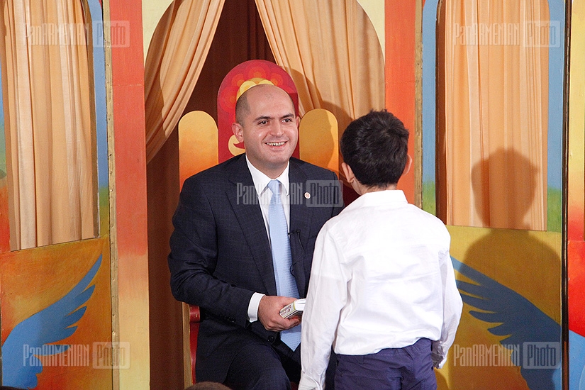 Armenian Education Minister Armen Ashotyan reads one of his favorite books in the framework of “Return to the Book” children fest