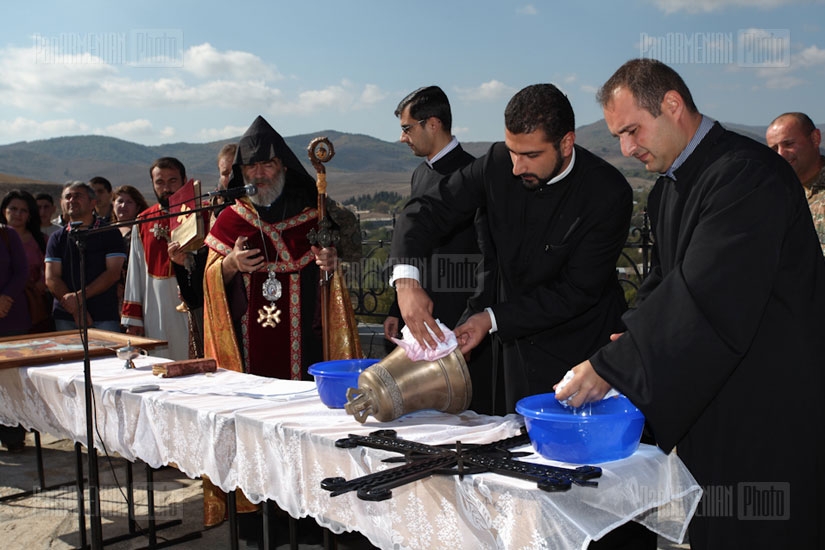 Церемония освящения колокола и креста церкви Св. Геворка в Мартакертском районе Арцаха