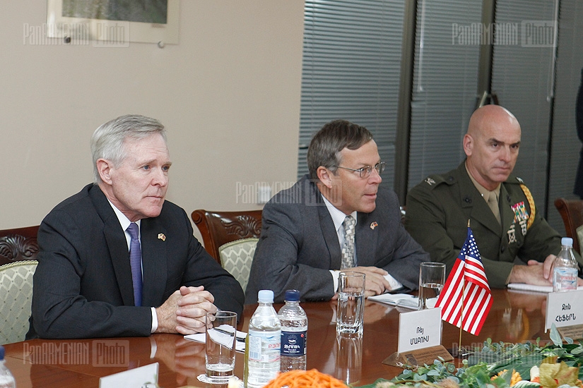 ԱՄՆ ռազմածովային ուժերի քարտուղար Ռեյ Մաբուսի  հանդիպումը ՀՀ պաշտպանության նախարար Սեյրան Օհանյանի հետ