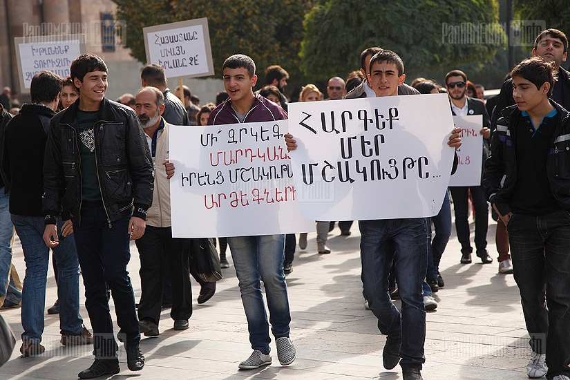 Акция протеста против перемещения памятников из областей Армении в Ереван
