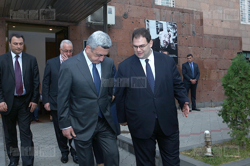 RA President Serzh Sargsyan pays a visit to Ara Guler’s photo exhibition