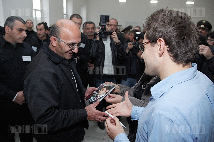Levon Aronian, Sergei Movsesian hold a chess session with prisoners