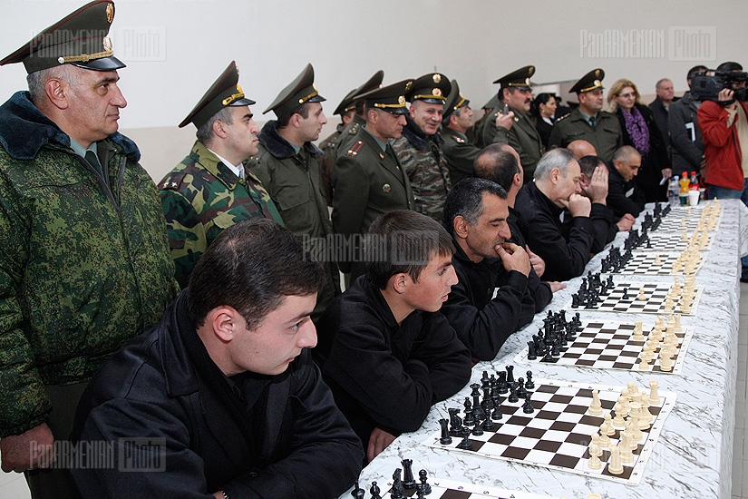 Levon Aronian, Sergei Movsesian hold a chess session with prisoners