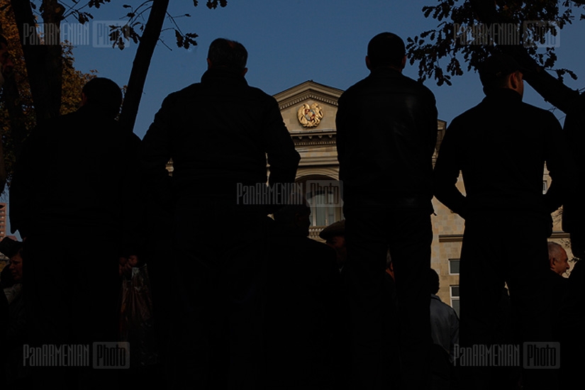 Nairit plant workers protest in front of presidential residence