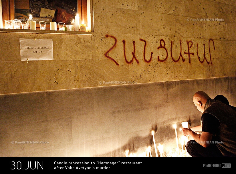 В Ереване возле ресторанного комплекса «Арснакар» акция с зажжением свечей в память об офицере, военвраче Ваге Аветяне