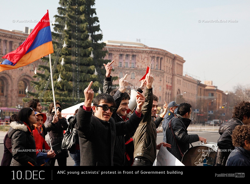 Протест молодых активистов АНК перед зданием Правительства РА