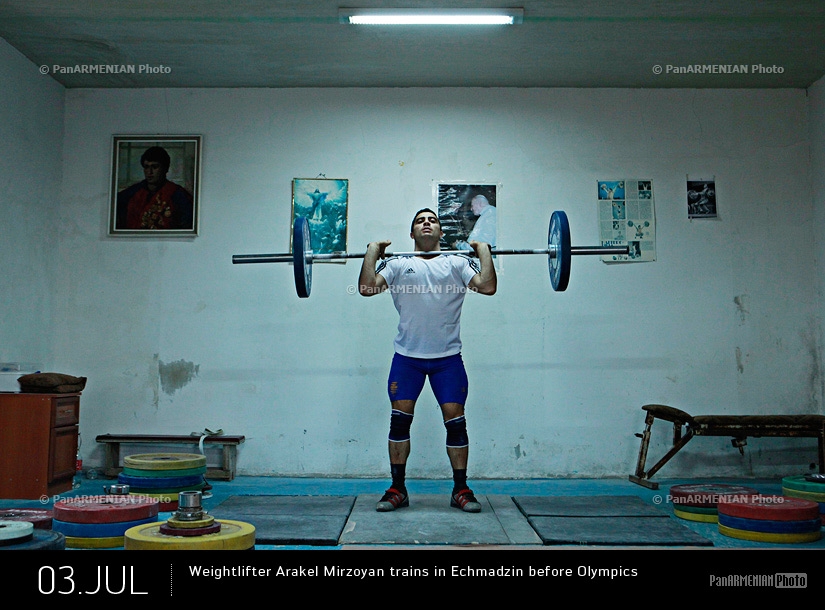 Штангист Аракел Мирзоян во время тренировки в Эчмиадзине  перед Олимпийскими играми