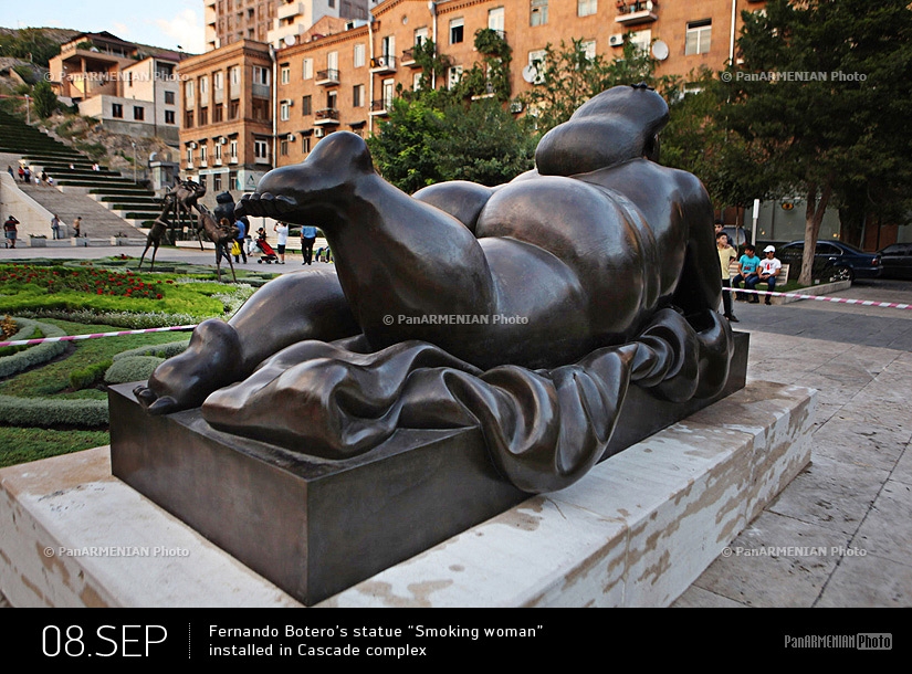Скульптура колумбийского художника Фернандо Ботеро «Курящая женщина» в Ереване в Центре искусств «Гафесчян» (Каскад) 