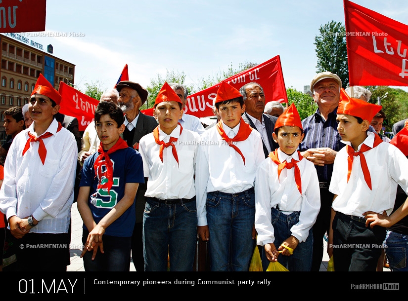 Современные пионеры во время митинга Коммунистической партии