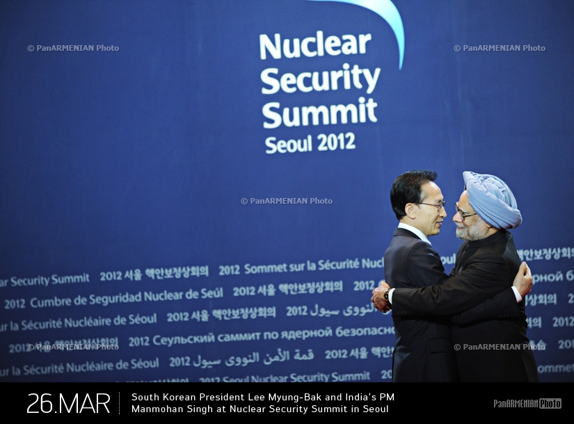 South Korean President Lee Myung-Bak and India's PM Manmohan Singh at Nuclear Security Summit in Seoul 