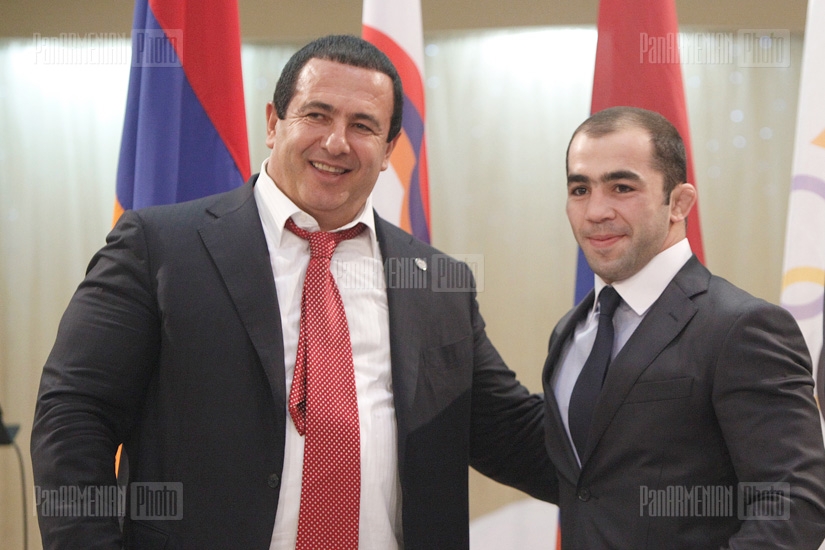 ՀՀ նախագահն ու ՀԱՕԿ նախագահը պարգևատրեցին 2012-ի Հայաստանի լավագույն 10 մարզիկներին 