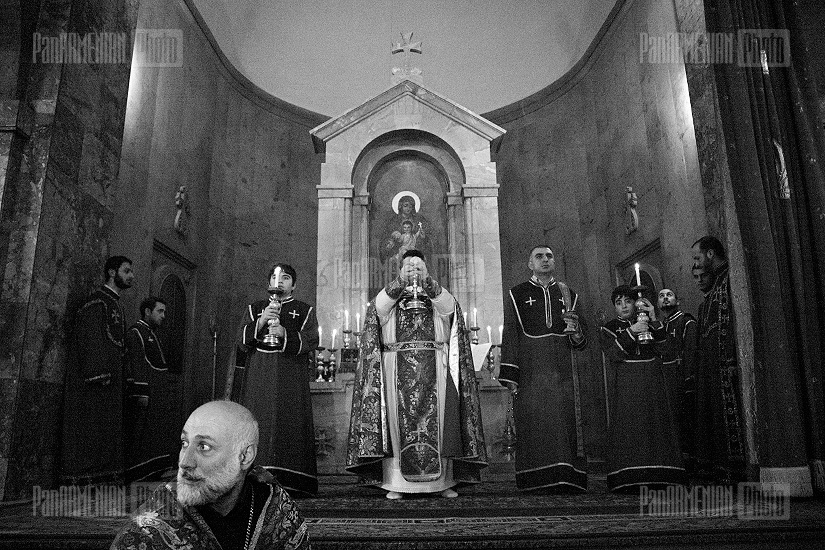 Божественная литургия во всех церквях, названных в честь Св.полководца Саркиса