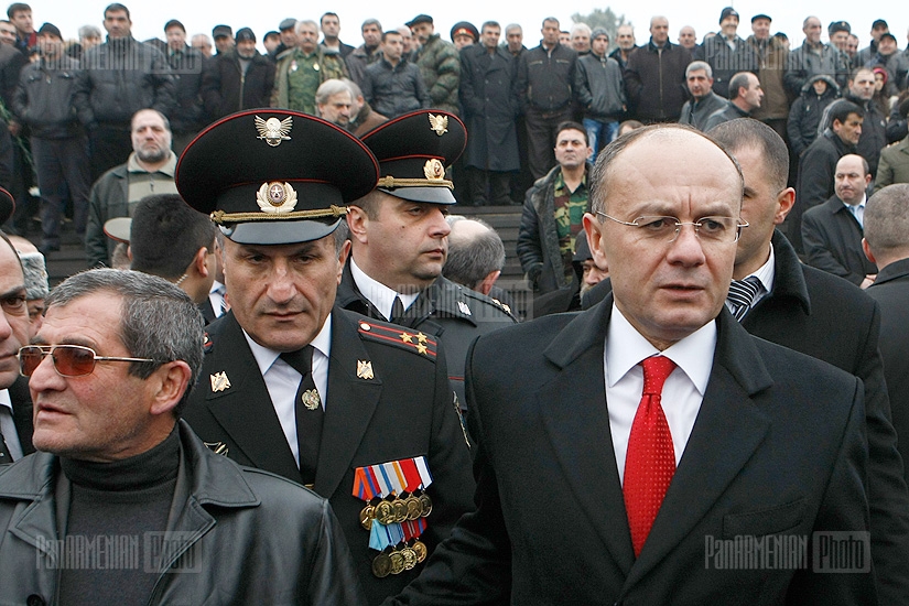 Визит в военный пантеон Ераблур должностных лиц Армении и Нагорного Карабаха