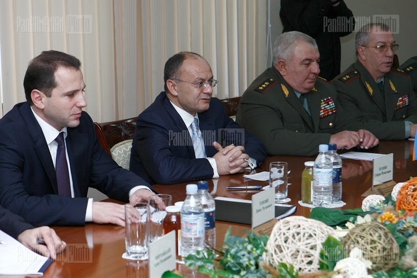 RA Minister of Defense Seyran Ohanyan receives the RF Minister of Defense Sergey Shoygu 