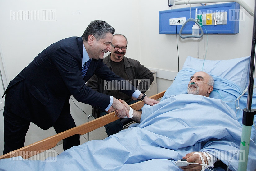 Премьер-министр Тигран Саргсян навестил Паруйра Айрикяна, который находится в медицинском центре Св. Григория Просветителя