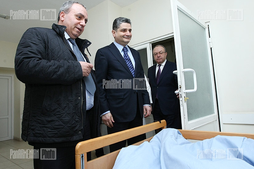 Վարչապետ Տիգրան Սարգսյանի այցը Պարույր Հայրիկյանին, ով գտնվում է  «Սուրբ Գրիգոր Լուսավորիչ» բժշկական կենտրոնում