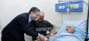 Prime Minister Tigran Sargsyan visits Paruyr Hayrikyan, who is in Medical Center 