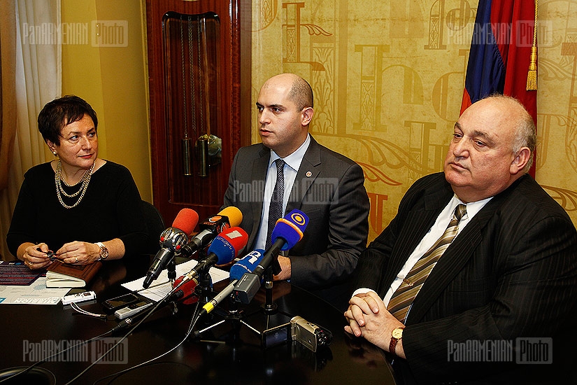 ՀՀ ԿԳ նախարար Արմեն Աշոտյանի, ԵՊՀ ռեկտոր Արամ Սիմոնյանի և “Լույս”  հիմնադրամի կրթական ծրագրի տնօրեն Ժաքլին Կարաասլանյանի մամուլի ասուլիսը