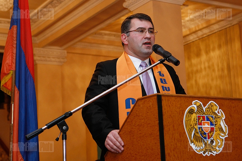 RA presidential candidate Raffi Hovannisian delivers speech at the government reception hall, with a musical presentation by Arto Tuncboyajyan