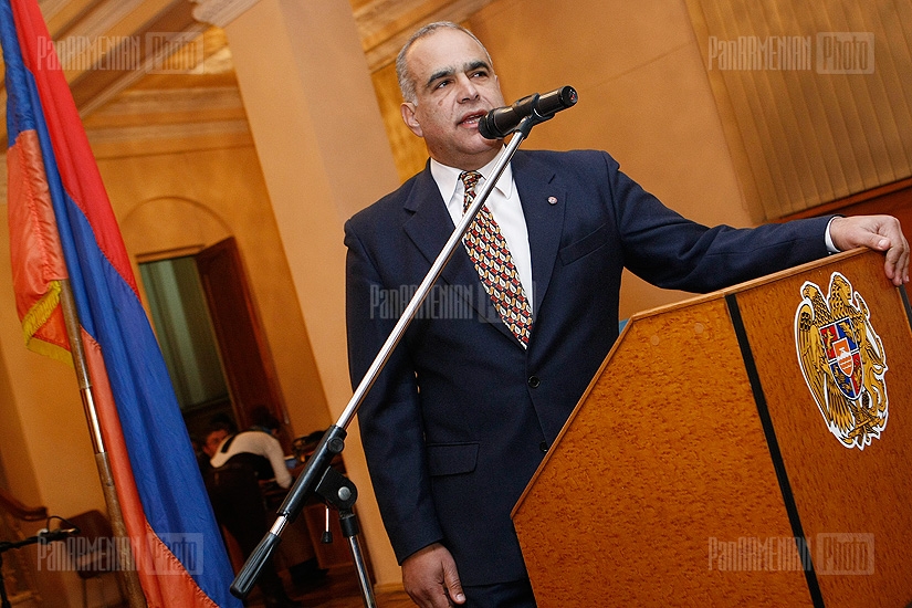 RA presidential candidate Raffi Hovannisian delivers speech at the government reception hall, with a musical presentation by Arto Tuncboyajyan